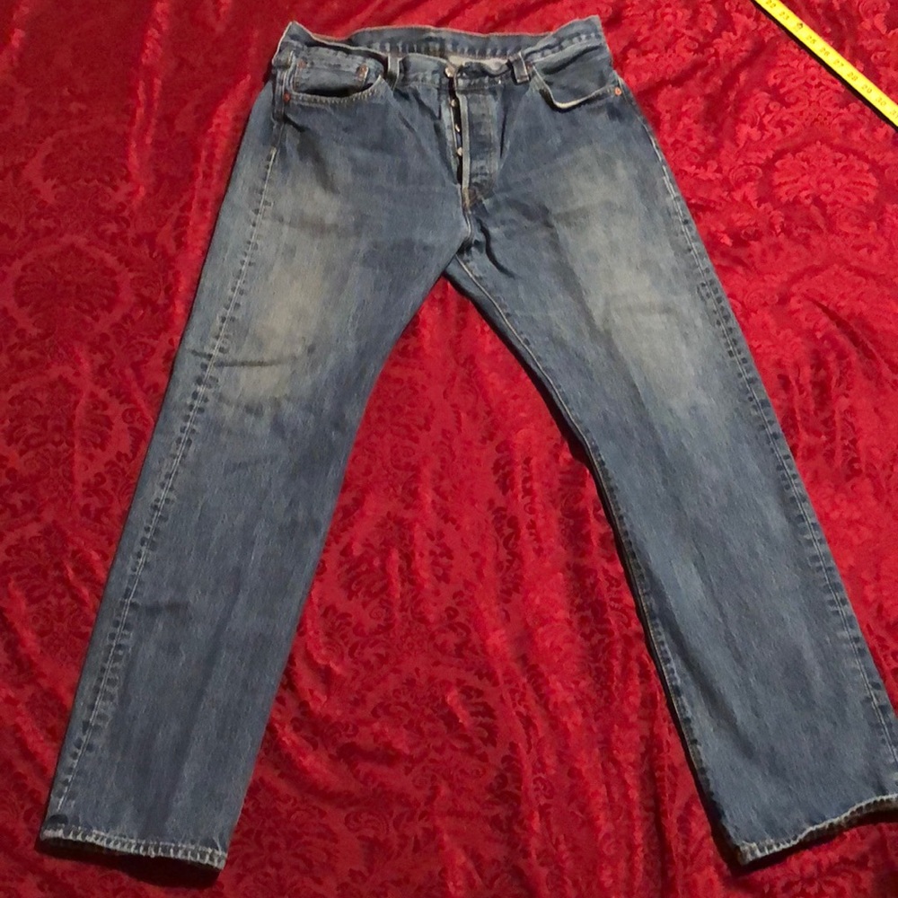 Vintage Men’s Levi’s 501 waist 35”, length 32”. Factory fading on both thighs